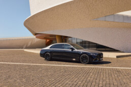 Die neue Mercedes-Maybach S-Klasse, 2026. Mercedes-Maybach S 580 Night Series Exterieur in obsidianschwarz metallic/m ojavesilber metallic Interieur in MANUFAKTUR tiefweiß/schwarz pearl Mercedes‑Maybach S 580 | Energieverbrauch kombiniert: 11,5-10,8 l/100 km | CO₂-Emissionen kombiniert: 263-247 g/km | CO₂-Klasse: G;Mercedes‑Maybach S 580 | Energieverbrauch kombiniert: 11,5-10,8 l/100 km | CO₂-Emissionen kombiniert: 263-247 g/km | CO₂-Klasse: G*