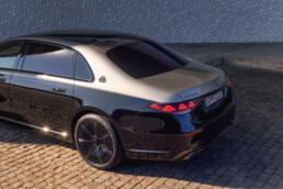 Die neue Mercedes-Maybach S-Klasse, 2026. Mercedes-Maybach S 580 Night Series Exterieur in obsidianschwarz metallic/m ojavesilber metallic Interieur in MANUFAKTUR tiefweiß/schwarz pearl Mercedes‑Maybach S 580 | Energieverbrauch kombiniert: 11,5-10,8 l/100 km | CO₂-Emissionen kombiniert: 263-247 g/km | CO₂-Klasse: G;Mercedes‑Maybach S 580 | Energieverbrauch kombiniert: 11,5-10,8 l/100 km | CO₂-Emissionen kombiniert: 263-247 g/km | CO₂-Klasse: G*