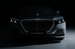 Die neue Mercedes-Maybach S-Klasse, 2026. Exterieur in MANUFAKTUR opalithweiß bright/verdesilber metallic Interieur in Maybach Exklusiv Nappaleder Beech Brown