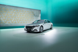 Die neue Mercedes-Maybach S-Klasse, 2026. Mercedes-Maybach S 680 Exterieur in MANUFAKTUR opalithweiß bright/verdesilber metallic Interieur in Maybach Exklusiv Nappaleder Beech Brown Mercedes‑Maybach S 680 | Energieverbrauch kombiniert: 11,7-11,0 l/100 km | CO₂-Emissionen kombiniert: 267-251 g/km | CO₂-Klasse: G;Mercedes‑Maybach S 680 | Energieverbrauch kombiniert: 11,7-11,0 l/100 km | CO₂-Emissionen kombiniert: 267-251 g/km | CO₂-Klasse: G*