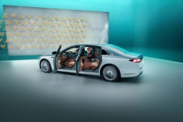 Die neue Mercedes-Maybach S-Klasse, 2026. Mercedes-Maybach S 680 Exterieur in MANUFAKTUR opalithweiß bright/verdesilber metallic Interieur in Maybach Exklusiv Nappaleder Beech Brown Mercedes‑Maybach S 680 | Energieverbrauch kombiniert: 11,7-11,0 l/100 km | CO₂-Emissionen kombiniert: 267-251 g/km | CO₂-Klasse: G;Mercedes‑Maybach S 680 | Energieverbrauch kombiniert: 11,7-11,0 l/100 km | CO₂-Emissionen kombiniert: 267-251 g/km | CO₂-Klasse: G*