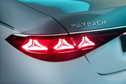 Die neue Mercedes-Maybach S-Klasse, 2026. Mercedes-Maybach S 680 Exterieur in MANUFAKTUR opalithweiß bright/verdesilber metallic Interieur in Maybach Exklusiv Nappaleder Beech Brown Mercedes‑Maybach S 680 | Energieverbrauch kombiniert: 11,7-11,0 l/100 km | CO₂-Emissionen kombiniert: 267-251 g/km | CO₂-Klasse: G;Mercedes‑Maybach S 680 | Energieverbrauch kombiniert: 11,7-11,0 l/100 km | CO₂-Emissionen kombiniert: 267-251 g/km | CO₂-Klasse: G*