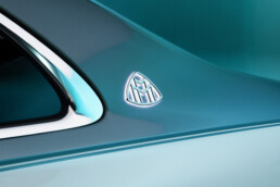 Die neue Mercedes-Maybach S-Klasse, 2026. Mercedes-Maybach S 680 Exterieur in MANUFAKTUR opalithweiß bright/verdesilber metallic Interieur in Maybach Exklusiv Nappaleder Beech Brown Mercedes‑Maybach S 680 | Energieverbrauch kombiniert: 11,7-11,0 l/100 km | CO₂-Emissionen kombiniert: 267-251 g/km | CO₂-Klasse: G;Mercedes‑Maybach S 680 | Energieverbrauch kombiniert: 11,7-11,0 l/100 km | CO₂-Emissionen kombiniert: 267-251 g/km | CO₂-Klasse: G*