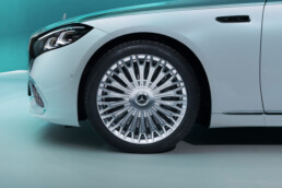 Die neue Mercedes-Maybach S-Klasse, 2026. Mercedes-Maybach S 680 Exterieur in MANUFAKTUR opalithweiß bright/verdesilber metallic Interieur in Maybach Exklusiv Nappaleder Beech Brown Mercedes‑Maybach S 680 | Energieverbrauch kombiniert: 11,7-11,0 l/100 km | CO₂-Emissionen kombiniert: 267-251 g/km | CO₂-Klasse: G;Mercedes‑Maybach S 680 | Energieverbrauch kombiniert: 11,7-11,0 l/100 km | CO₂-Emissionen kombiniert: 267-251 g/km | CO₂-Klasse: G*
