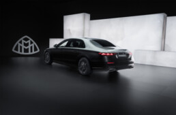 Die neue Mercedes-Maybach S-Klasse, 2026. Mercedes-Maybach S 580 Night Series Exterieur in obsidianschwarz metallic/m ojavesilber metallic Interieur in MANUFAKTUR tiefweiß/schwarz pearl Mercedes‑Maybach S 580 | Energieverbrauch kombiniert: 11,5-10,8 l/100 km | CO₂-Emissionen kombiniert: 263-247 g/km | CO₂-Klasse: G;Mercedes‑Maybach S 580 | Energieverbrauch kombiniert: 11,5-10,8 l/100 km | CO₂-Emissionen kombiniert: 263-247 g/km | CO₂-Klasse: G*