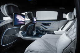 Die neue Mercedes-Maybach S-Klasse, 2026. Mercedes-Maybach S 580 Night Series Exterieur in obsidianschwarz metallic/m ojavesilber metallic Interieur in MANUFAKTUR tiefweiß/schwarz pearl Mercedes‑Maybach S 580 | Energieverbrauch kombiniert: 11,5-10,8 l/100 km | CO₂-Emissionen kombiniert: 263-247 g/km | CO₂-Klasse: G;Mercedes‑Maybach S 580 | Energieverbrauch kombiniert: 11,5-10,8 l/100 km | CO₂-Emissionen kombiniert: 263-247 g/km | CO₂-Klasse: G*