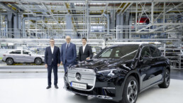 Erfolgreicher Produktionshochlauf des neuen elektrischen GLC im Mercedes-Benz Werk Bremen l-r Michael Frieß, Standortverantwortlicher und Leiter der Produktion des Mercedes-Benz Werks Bremen, Bürgermeister Andreas Bovenschulte, Präsident des Senats der Freien Hansestadt Bremen ,Michael Schiebe, Mitglied des Vorstands der Mercedes-Benz Group AG, verantwortlich für Produktion, Qualität & Supply Chain Management