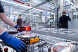 Das hochqualifizierte Team prüft die Einzelteile des Motors.