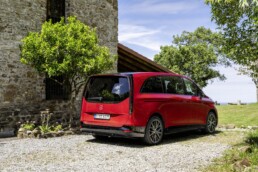 Der neue elektrische Mercedes-Benz VLE / Press Test Drive Bilbao, Spanien ( Mercedes-Benz VLE 400 4MATIC elektrisch MANUFAKTUR patagonia red metallic | vorläufige Werte: Energieverbrauch kombiniert: 22,1–19,8 kWh/100km | CO₂-Emissionen kombiniert: 0 g/km | CO₂-Klasse: A);Mercedes-Benz VLE 400 4MATIC elektrisch MANUFAKTUR patagonia red metallic | vorläufige Werte: Energieverbrauch kombiniert: 22,1–19,8 kWh/100km | CO₂-Emissionen kombiniert: 0 g/km | CO₂-Klasse: A*