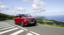 Der neue elektrische Mercedes-Benz VLE / Press Test Drive Bilbao, Spanien ( Mercedes-Benz VLE 400 4MATIC elektrisch MANUFAKTUR patagonia red metallic | vorläufige Werte: Energieverbrauch kombiniert: 22,1–19,8 kWh/100km | CO₂-Emissionen kombiniert: 0 g/km | CO₂-Klasse: A);Mercedes-Benz VLE 400 4MATIC elektrisch MANUFAKTUR patagonia red metallic | vorläufige Werte: Energieverbrauch kombiniert: 22,1–19,8 kWh/100km | CO₂-Emissionen kombiniert: 0 g/km | CO₂-Klasse: A*