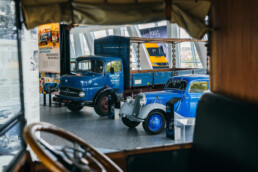 Mercedes-Benz Museum, Sonderausstellung „130 Jahre Nutzfahrzeuge“. Mercedes-Benz 170 V Servicefahrzeug von 1952 (rechts) und Mercedes-Benz L 911 Kurzhauber-Lkw von 1966. Aufgenommen aus dem Fahrerhaus des Benz 1C von 1922. Foto: Florian Schmucker.