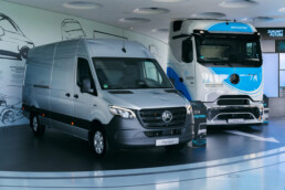 Mercedes-Benz Museum, Sonderausstellung „130 Jahre Nutzfahrzeuge“. Mercedes-Benz eSprinter (links) und Mercedes-Benz eActros 600, beide von 2024. Foto: Florian Schmucker.