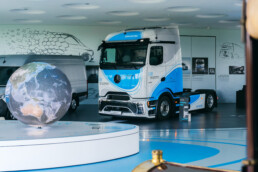Mercedes-Benz Museum, Sonderausstellung „130 Jahre Nutzfahrzeuge“. Mercedes-Benz eActros 600 von 2024, links im Bild die animierte LED-Weltkugel mit Daten und Geschichten aus 130 Jahren Nutzfahrzeuggeschichte von Mercedes-Benz. Foto: Florian Schmucker