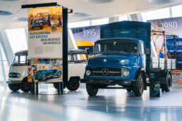 Mercedes-Benz Museum, Sonderausstellung „130 Jahre Nutzfahrzeuge“. Mercedes-Benz L 911 Kurzhauber-Lkw von 1966 (rechts) und Mercedes-Benz O 319 D Panoramabus von 1961. Foto: Florian Schmucker.