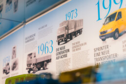 Mercedes-Benz Museum, Sonderausstellung „130 Jahre Nutzfahrzeuge“. Detail der Vitrinenrückwand mit Informationen zur Nutzfahrzeuggeschichte von Mercedes-Benz. Foto: Florian Schmucke