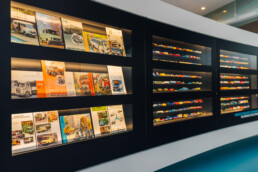 Mercedes-Benz Museum, Sonderausstellung „130 Jahre Nutzfahrzeuge“. Präsentation von historischen Broschüren und Modellautos im Maßstab 1:87. Foto: Florian Schmucker.