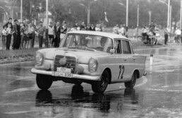 Dieter Glemser, ehemaliger Mercedes-Benz Rennfahrer und Markenbotschafter von Mercedes-Benz Classic. Foto von der 23. Internationalen Polen-Rallye vom 31. Juli bis 4. August 1963. Glemser und Martin Braungart holen mit dem Mercedes-Benz 220 SE mit der Startnummer 72 den Gesamtsieg. (Fotosignatur der Archive von Mercedes-Benz Classic: U19125) // Dieter Glemser, former Mercedes-Benz racing driver and Mercedes-Benz Classic brand ambassador. Photo from the 23rd International Poland Rally, held from 31 July to 4 August 1963. Glemser and Martin Braungart claimed overall victory in the Mercedes-Benz 220 SE with starting number 72. (Photo index number in the Mercedes-Benz Classic Archive: U19125)