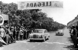 Dieter Glemser, ehemaliger Mercedes-Benz Rennfahrer und Markenbotschafter von Mercedes-Benz Classic. Foto vom Großen Straßenpreis von Argentinien für Tourenwagen 1963 im Mercedes-Benz 300 SE Rallyefahrzeug mit der Startnummer 723, Beifahrer Martin Braungart. Das Team belegt Platz 2 der Gesamtwertung. Mercedes-Benz holt einen Vierfachsieg. (Fotosignatur der Archive von Mercedes-Benz Classic: U18002) // Dieter Glemser, former Mercedes-Benz racing driver and Mercedes-Benz Classic brand ambassador. Photo from the 1963 Argentinean Grand Prix for touring cars in the Mercedes-Benz 300 SE rally vehicle with starting number 723, co-driver Martin Braungart. The team finished second, Mercedes-Benz secured a one-two-three-four finish. (Photo index number in the Mercedes-Benz Classic Archive: U18002)