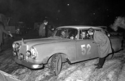 Dieter Glemser, ehemaliger Mercedes-Benz Rennfahrer und Markenbotschafter von Mercedes-Benz Classic. Foto von der 33. Rallye Monte Carlo vom 18. bis 25. Januar 1964. Glemser (links) und Martin Braungart belegen im Mercedes-Benz 300 SE mit der Startnummer 52 den 16. Rang im Gesamtklassement. (Fotosignatur der Archive von Mercedes-Benz Classic: 64032-10)
