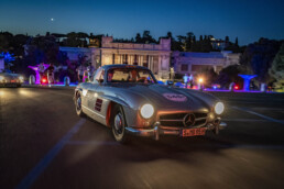 Mercedes-Benz Classic bei der 1000 Miglia. Fahraufnahme bei Nacht eines Mercedes-Benz 300 SL (W 198) aus dem Jahr 2024. (Fotosignatur der Archive von Mercedes-Benz Classic: D837341)