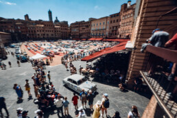 Mercedes-Benz Classic bei der 1000 Miglia. Aufnahme eines Mercedes-Benz 180 D „Ponton“ (W 120) in Siena aus dem Jahr 2025. (Fotosignatur der Archive von Mercedes-Benz Classic: D859325)