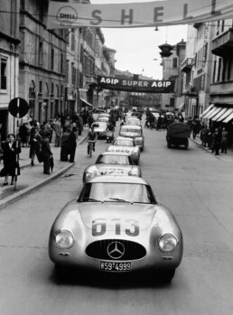 Mille Miglia 1952. Aufnahme der 300 SL Rennsportwagen (W 194) mit Begleitfahrzeugen. Im Vordergrund der 300 SL mit Startnummer 613 von Rudolf Caracciola und Paul Kurrle. (Fotosignatur der Archive von Mercedes-Benz Classic: R5092)