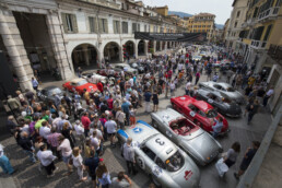 Mercedes-Benz Classic bei der 1000 Miglia. Foto vor dem Start in Brescia im Jahr 2017 mit verschiedenen Fahrzeugen von Mercedes-Benz Classic. Im Vordergrund der 300 SL Rennsportwagen (W 194), mit dem Rudolf Caracciola und Paul Kurrle bei der Mille Miglia 1952 auf Platz vier ins Ziel kommen. (Fotosignatur der Archive von Mercedes-Benz Classic: D381021)
