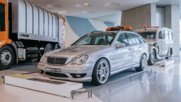 Mercedes-Benz C 32 AMG Official FIA F1® Medical Car (Baureihe 203). Einsatzfahrzeug der Formel 1® von 2001 bis 2003. Mercedes-Benz Museum, Raum Collection 3: Galerie der Helfer. Gesamtaufnahme von links vorn. Foto: Thomas Niedermüller. (Fotosignatur der Archive von Mercedes-Benz Classic: D879099)