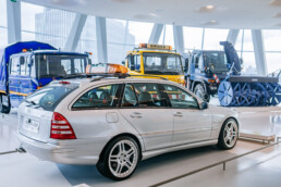 Mercedes-Benz C 32 AMG Official FIA F1® Medical Car (Baureihe 203). Einsatzfahrzeug der Formel 1® von 2001 bis 2003. Mercedes-Benz Museum, Raum Collection 3: Galerie der Helfer. Gesamtaufnahme von rechts hinten. Foto: Thomas Niedermüller. (Fotosignatur der Archive von Mercedes-Benz Classic: D879111)