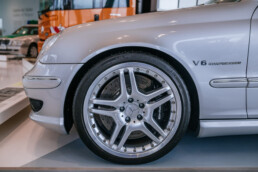 Mercedes-Benz C 32 AMG Official FIA F1® Medical Car (Baureihe 203). Einsatzfahrzeug der Formel 1® von 2001 bis 2003. Mercedes-Benz Museum, Raum Collection 3: Galerie der Helfer. Detailaufnahme Vorderrad links. Foto: Thomas Niedermüller. (Fotosignatur der Archive von Mercedes-Benz Classic: D879100)