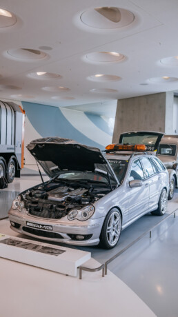 Mercedes-Benz C 32 AMG Official FIA F1® Medical Car (Baureihe 203). Einsatzfahrzeug der Formel 1® von 2001 bis 2003. Mercedes-Benz Museum, Raum Collection 3: Galerie der Helfer. Gesamtaufnahme, geöffnet: Motorhaube und Heckdeckel. Foto: Thomas Niedermüller. (Fotosignatur der Archive von Mercedes-Benz Classic: D879098)