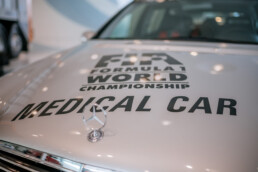 Mercedes-Benz C 32 AMG Official FIA F1® Medical Car (Baureihe 203). Einsatzfahrzeug der Formel 1® von 2001 bis 2003. Mercedes-Benz Museum, Raum Collection 3: Galerie der Helfer. Detailaufnahme der Beklebung auf der Motorhaube. Foto: Thomas Niedermüller. (Fotosignatur der Archive von Mercedes-Benz Classic: D879097)