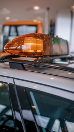 Mercedes-Benz C 32 AMG Official FIA F1® Medical Car (Baureihe 203). Einsatzfahrzeug der Formel 1® von 2001 bis 2003. Mercedes-Benz Museum, Raum Collection 3: Galerie der Helfer. Detailaufnahme Lichtsignalanlage. Foto: Thomas Niedermüller. (Fotosignatur der Archive von Mercedes-Benz Classic: D879120)
