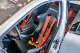 Mercedes-Benz C 32 AMG Official FIA F1® Medical Car (Baureihe 203). Einsatzfahrzeug der Formel 1 von 2001 bis 2003. Mercedes-Benz Museum, Raum Collection 3: Galerie der Helfer. Detailaufnahme Sportsitz des Fahrers mit Vierpunktgurt. Foto: Thomas Niedermüller. (Fotosignatur der Archive von Mercedes-Benz Classic: D879105)