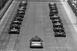 Großer Preis der USA in Indianapolis am 29. September 2002, kurz vor dem Start. Das C 32 AMG Official FIA F1® Medical Car (Baureihe 203) folgt dem Feld durch die unfallträchtige erste Runde.