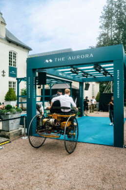 Mercedes-Benz Classic bei „The Aurora 2026“ in Schweden. Einfahrt des Benz Patent-Motorwagens in die Concours Stage. (Fotosignatur der Archive von Mercedes-Benz Classic: D887950)