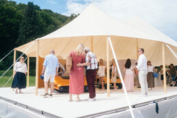 Mercedes-Benz Classic bei „The Aurora 2026“ in Schweden. Besucher am Stand von Mercedes-Benz Classic vor dem Paar Mercedes-Benz Vision One-Eleven und Mercedes-Benz C 111-II. (Fotosignatur der Archive von Mercedes-Benz Classic: D888027)