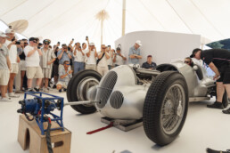 Mercedes-Benz Classic bei „The Aurora 2026“ in Schweden. Foto eines Motorstarts am Mercedes-Benz W 125. (Fotosignatur der Archive von Mercedes-Benz Classic: D887886)