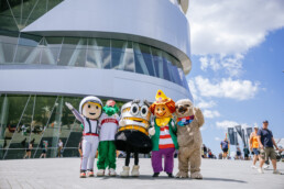 Mercedes-Benz Museum, Familientag am 13. Juli 2025. Carlotta, das Maskottchen des Mercedes-Benz Museums (Mitte) mit weiteren Maskottchen. Foto: Thomas Niedermüller. (Fotosignatur der Archive von Mercedes-Benz Classic: D861343)