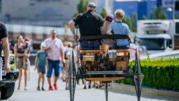 Mercedes-Benz Museum, Familientag am 13. Juli 2025. Mitfahrt mit der authentischen Rekonstruktion des Benz Patent-Motorwagens von 1886. Foto: Thomas Niedermüller. (Fotosignatur der Archive von Mercedes-Benz Classic: D861496)