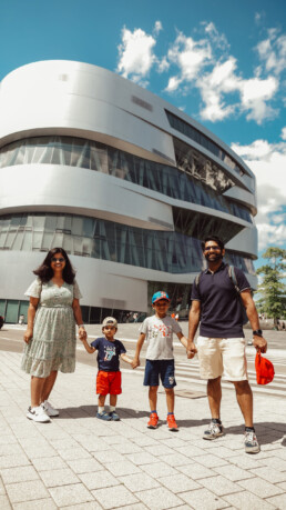 Mercedes-Benz Museum, Familientag am 13. Juli 2025. Besucher vor dem Museum. Foto: JF Films. (Fotosignatur der Archive von Mercedes-Benz Classic: D861102)