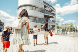 Mercedes-Benz Museum, Familientag am 13. Juli 2025. Besucher vor dem Museum. Foto: JF Films. (Fotosignatur der Archive von Mercedes-Benz Classic: D861103)