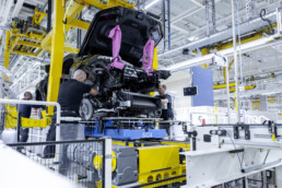 Mercedes-Benz Werk Kecskemét - Batteriemontage: Einblick in die Batterieendmontage der neuen elektrischen Mercedes-Benz C-Klasse