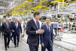 Eröffnung der Werkserweiterung und Start der Produktion der neuen elektrischen Mercedes-Benz C-Klasse im Mercedes-Benz Werk Kecskemét (Ungarn) r-l Péter Magyar, Ministerpräsident von Ungarn, Ola Källenius, Vorsitzender des Vorstands der Mercedes Benz Group AG, István Kapitány, Wirtschafts- und Energieminister von Ungarn, Jörg Burzer, Mitglied des Vorstands der Mercedes-Benz Group AG. Chief Technology Officer, Entwicklung & Einkauf