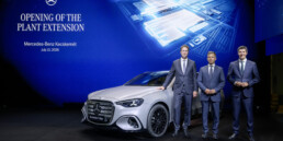 Eröffnung der Werkserweiterung und Start der Produktion der neuen elektrischen Mercedes-Benz C-Klasse im Mercedes-Benz Werk Kecskemét (Ungarn), l-r Ola Källenius, Vorsitzender des Vorstands der Mercedes Benz Group AG, Péter Magyar, Ministerpräsident von Ungarn, Michael Schiebe, Mitglied des Vorstands der Mercedes-Benz Group AG, verantwortlich für Produktion, Qualität & Supply Chain Management;Mercedes-Benz C 400 4MATIC elektrisch | Energieverbrauch kombiniert: 18,6-14,2 kWh/100 km | CO₂-Emissionen kombiniert: 0 g/km | CO₂-Klasse: A*