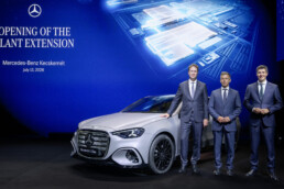Eröffnung der Werkserweiterung und Start der Produktion der neuen elektrischen Mercedes-Benz C-Klasse im Mercedes-Benz Werk Kecskemét (Ungarn), l-r Ola Källenius, Vorsitzender des Vorstands der Mercedes Benz Group AG, Péter Magyar, Ministerpräsident von Ungarn, Michael Schiebe, Mitglied des Vorstands der Mercedes-Benz Group AG, verantwortlich für Produktion, Qualität & Supply Chain Management;Mercedes-Benz C 400 4MATIC elektrisch | Energieverbrauch kombiniert: 18,6-14,2 kWh/100 km | CO₂-Emissionen kombiniert: 0 g/km | CO₂-Klasse: A*