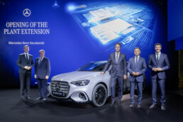 Eröffnung der Werkserweiterung und Start der Produktion der neuen elektrischen Mercedes-Benz C-Klasse im Mercedes-Benz Werk Kecskemét (Ungarn), l-r Christian Dickert, Leiter der Produktion und Standortverantwortlicher des Mercedes-Benz Werks Kecskemét, István Kapitány, Wirtschafts- und Energieminister von Ungarn, Ola Källenius, Vorsitzender des Vorstands der Mercedes Benz Group AG, Péter Magyar, Ministerpräsident von Ungarn, Michael Schiebe, Mitglied des Vorstands der Mercedes-Benz Group AG, verantwortlich für Produktion, Qualität & Supply Chain Management;Mercedes-Benz C 400 4MATIC elektrisch | Energieverbrauch kombiniert: 18,6-14,2 kWh/100 km | CO₂-Emissionen kombiniert: 0 g/km | CO₂-Klasse: A
