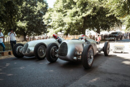 Mercedes-Benz Classic beim Goodwood Festival of Speed 2026. Mercedes-Benz W 125 (1937) zusammen mit Auto Union Typ C (1936) am Start der Bergrennstrecke.