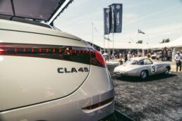 Mercedes-Benz Classic beim Goodwood Festival of Speed 2026. Links im Bild der neue Mercedes-AMG CLA 45 4MATIC+ und im Hintergrund der Mercedes 300 SL Rennsportwagen von 1952.