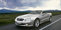 Mercedes-Benz SL 500 der Baureihe R 230. Fahraufnahme von links vorn aus dem Jahr 2001. (Fotosignatur der Archive von Mercedes-Benz Classic: A2001F2627)